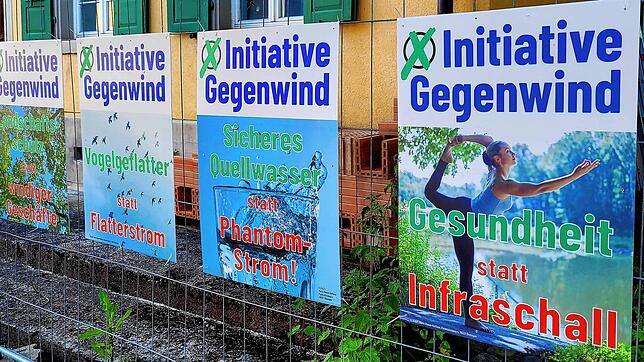Plakate der Initiative Gegenwind in der Hauptstraße in Wangen: Offiziell geben sich ihre Kandidaten als parteiunabhängige Gegner der ...