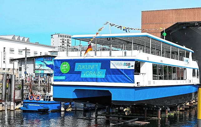 &bdquo;Zukunft voraus!&ldquo; Das erste vollelektrisch betriebene Schiff der Bodensee-Schiffsbetriebe (BSB) wird von der Werft ins ...