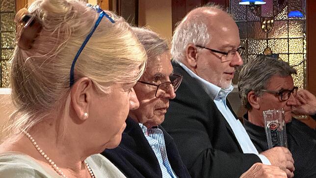 Bürgermeister-Kandidat Michael Kownatzki (Dritter von links) erläutert beim Stammtisch der Freien Wähler sein Konzept.