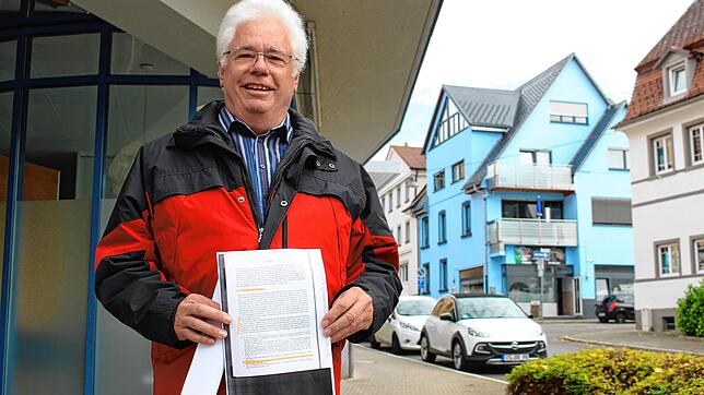 Neudingens Ortsvorsteher Klaus Münzer hält einen Abzug aus einer wissenschaftlichen Fach-Veröffentlichung in der Hand. Darin wird ...