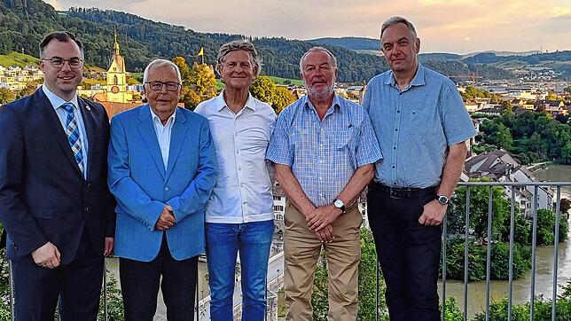 Vom Gemeinderat verabschiedet Ulrich Krieger (von links), Robert Terbeck und Frank Dittmar mit einer Urkunde, Jürgen Weber und Bruno ...