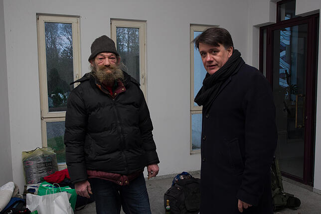 Werner Husemann und SÜDKURIER-Redakteur Andreas Schuler nahmen die Geschenke der SÜDKURIER-Leser an Heiligabend in Empfang.