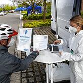 An der ersten Station heißt es: &bdquo;Check-In&ldquo;. Hier weist sich Jörg-Peter Rau, Mitglied der SÜDKURIER-Chefredaktion, aus und ...
