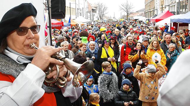 Hunderte Mäschgerle kommen zu Narrenmarkt auf die Marktstätte und lassen es sich von unterschiedlichen Musikformationen – hier die ...