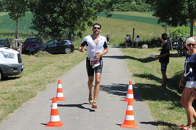 Bild 25: Triathlon trotz Hitze: In Unterbränd messen sich die Hobbysportler beim Laien Man