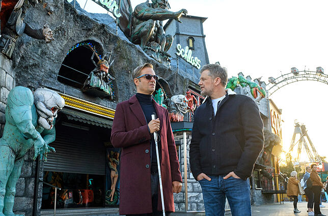Philipp Hochmair (links) und Andreas Guenther vor der Geisterbahn im Wiener Prater.