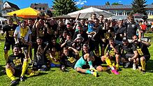Die Mannschaft des FC Öhningen-Gaienhofen bejubelt die Bezirksliga-Meisterschaft.