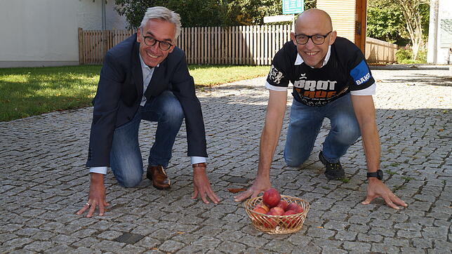 Bürgermeister Jürgen Stukle und Initiator Josef Baader (von links) bitten zum ersten Apfellauf am 3. Oktober. Anmeldungen sind in ...