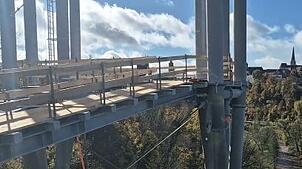 Bild : Vom Aufzug-Testturm direkt in die Rottweiler Altstadt: Video zeigt Baustelle der Hängebrücke