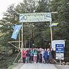 Auf dem blauen Schild rechts steht &bdquo;Brücke der mutigen Frauen von Kruscica&ldquo;, auf der Brücke selbst stehen jene Frauen, die ...