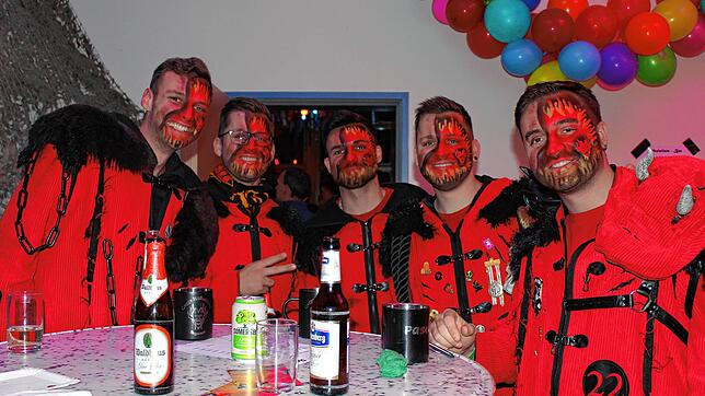 Tanzgruppen und Guggenmusiker unterhielten das Publikum, welches anschließend bis tief in die Nacht feierte.