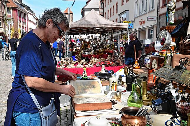 Allerlei zu stöbern und zu entdecken gibt es auf dem Antikmarkt. Hier ist Barbara Bärmann aus Vöhrenbach ganz in eine historische ...