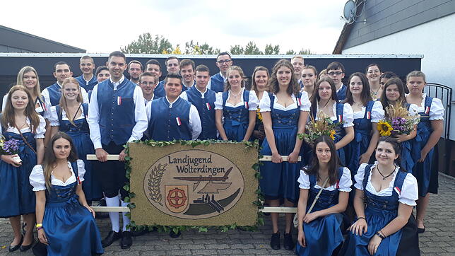 Ein schönes Bild: Die neu gegründete Landjugend-Ortsgruppe Wolterdingen zeigt sich beim Kreiserntedankfest in Weiler in ihrer flotten ...