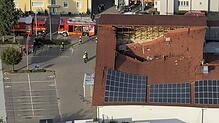 Ein Luftbild zeigt das teilweise eingestürzte Dach des Rewe-Supermarktes von oben.