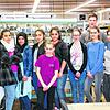 Die Teilnehmerinnen des Girls´ Day bei Metz Connect mit dem Auszubildenden Daniel Merz und Valentin Boma, Elektroniker für Geräte und ...