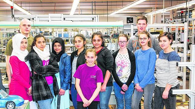 Die Teilnehmerinnen des Girls´ Day bei Metz Connect mit dem Auszubildenden Daniel Merz und Valentin Boma, Elektroniker für Geräte und ...
