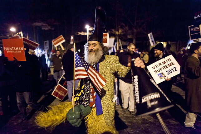 Protestors and Supporters Gather at Republican Presidential Debat Der Performance-Künstler Vermin Supreme tanzt 2012 vor dem amerikanischen Saint Anselm College, wo die Präsidentschaftsdebatte der ...