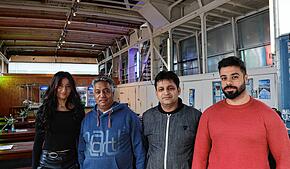 Naveed Malik (Zweiter von links) mit seinem „Schussen“-Team. Bauarbeiten am Hafen hielten zu Beginn des Sommers Laufkundschaft fern, ...