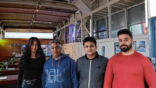 Naveed Malik (Zweiter von links) mit seinem „Schussen“-Team. Bauarbeiten am Hafen hielten zu Beginn des Sommers Laufkundschaft fern, ...