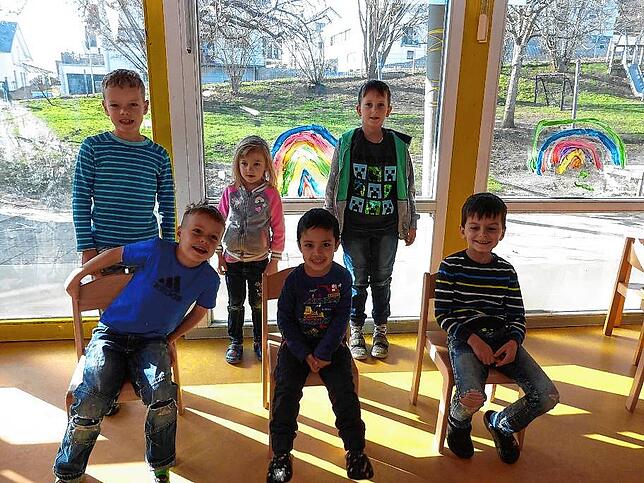 Die Kinder scheinen sich in der Notbetreuung wohlzufühlen.
