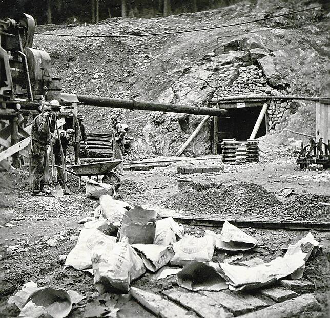 Harte Knochenarbeit: Paul Müller war beim Bau des ersten Probestollens für das Kavernenkraftwerk im Jahr 1959 mit seiner Kamera dabei.
