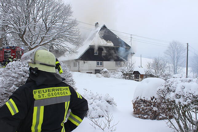 Bild 2: Feuerwehr kann Hof "Im Grund" nicht mehr retten - Sehen Sie hier die Bilder vom Einsatz