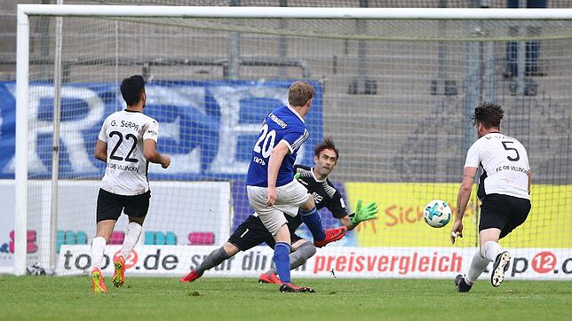 Die Entscheidung: Pirmasens-Torjäger Dennis Krob (Mitte) erzielt das 2:0. FC 08-Schlussmann Christian Mendes ist geschlagen. Villingens ...