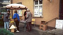Im Oktober 1988 verkauft Thomas Gehr aus Rippolingen (heute Rektor in Waldshut-Tiengen) vor dem Murger Weltlädeli Bananen sowie Kaffee ...