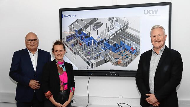 Bürgermeister Michael Rieger (links), Projektplanerin Celine Würtz vom Büro „sutter3„ und Stadtbaumeister Alexander Tröndle freuen sich, ...