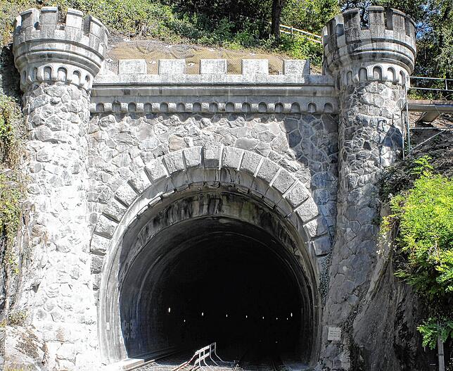 Der Rappenstein-Tunnel in Laufenburg muss für die Elektrifizierung der Hochrheinbahn tiefer gelegt werden. Das historische Portal bleibt ...