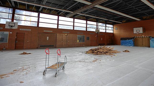 Die Deckenplatten in der Theodor-Heuss-Halle sitzen nicht mehr fest genug. Es bestand die Gefahr, dass sie herunterfallen. Nun ist die ...