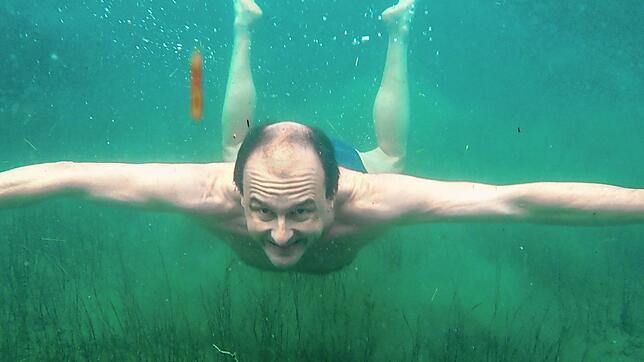Schwimmen im eiskalten Wasser, ganz allein in einem Weiher bei Kirchen-Hausen: Thomas Moch von der DLRG-Ortsgruppe Baar.