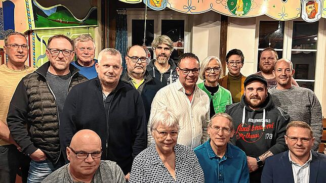 Die Kandidaten der Freien Wähler für den Gemeinderat Murg, im Bild von links sitzend: Dieter Weniger, Edith Becker, Dieter Muck, José ...