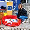 Die SÜDKURIER-Redakteurinnen Patricia Beyen (links) und Anja Ganter zählen am Ende der zweistündigen Sommerredaktion die Bälle im ...