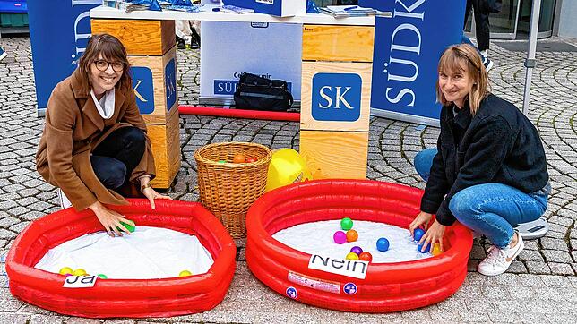 Die SÜDKURIER-Redakteurinnen Patricia Beyen (links) und Anja Ganter zählen am Ende der zweistündigen Sommerredaktion die Bälle im ...