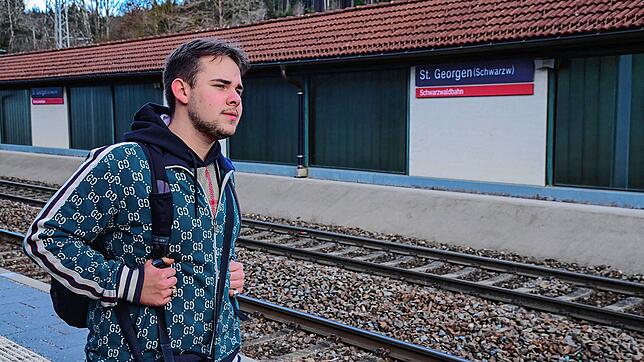 Alexej Zhakarine steht mit dem Schulrucksack am Bahnhof in St. Georgen und wartet auf den Zug nach Villingen.