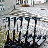 Eine Startstelle der e-Scooter ist an der Straße hinter der Tourismus Info.