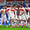 Merih Demiral (2.vl) von der Türkei jubelt nach seinem Tor zum 0:2 mit der Mannschaft.