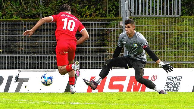Der SC Pfullendorf II (Simon Petrus scheitert an Torhüter Matthias Stemmer) muss eine lehrreiche 2:3-Heimniederlage gegen den SV ...