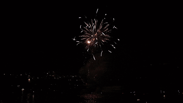 Das Feuerwerk an Silvester über dem Rheinfall ist jedes Jahr ein besonders schönes Spektakel. Von den Plattformen rund um des Wasserfall ...