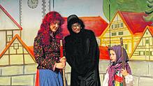 An Fasnacht macht ein verkleidetes Kind (rechts) der kleinen Hexe Konkurrenz.