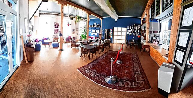 Das Café Salon Berlin in der Alten Fabrik Mühlhofen. Seit Pfingsten gibt es dort sonntags Kuchen auch zum Mitnehmen.
