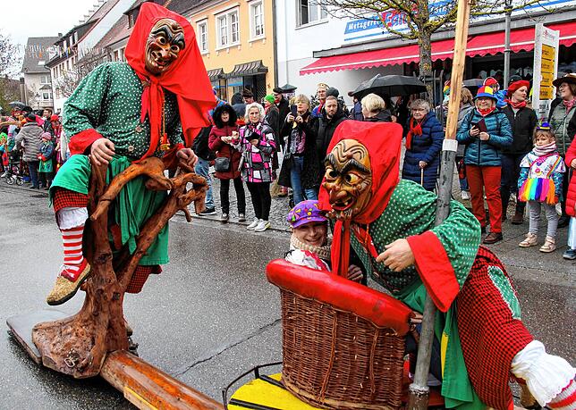 Bild 19: Hexensonntag: Urige Hexengestalten, Umzug und Hexenfeuer begeistern Besucher