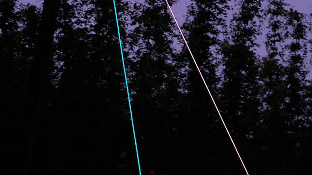 Franz John hat für seine Lichtinstallation im Hopfengarten rot und blau gewählt &ndash; diese Farben des Lichts verwenden Pflanzen ...