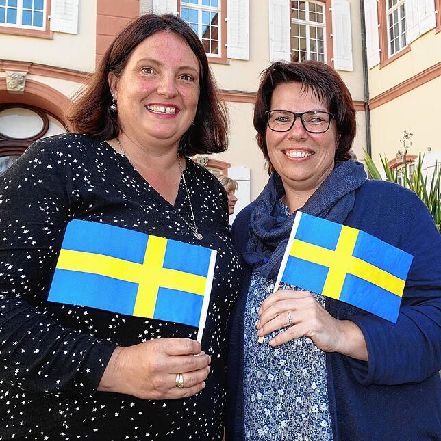 (Archivbild) Auch beim Besuch von Königin Silvia von Schweden auf der Mainau im September 2017 warteten Fans, hier Elisabeth Kaufmann ...