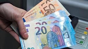 Wer Arbeitslosengeld bekommt, hat in der Regel weniger Geld als zuvor. Wie viel ist es bei 2000 Euro netto?