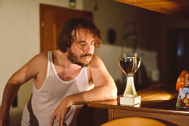 Achterbahnfahrt der Emotionen und Erinnerungen: Thomas Fritz Jung spielt in &bdquo;10 Plus. Kette und Schuss&ldquo; die Fußball-Legende ...