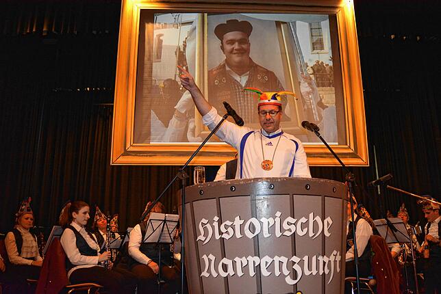 Dekan Peter Nicola aus Salem ist ein begnadeter Dreckkübelschwätzer und nimmt dabei heimatliche und politische Themen aufs Korn.