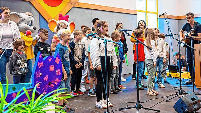 Kinder singen „Wir eröffnen heute dieses Haus“ und sorgen für Gänsehautmomente bei der Einweihungsfeier, bei der mehr als 200 Festgäste ...