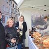 Aleksander Grymak, VeronikaHeymak, Lukas und Lidiia Chermyawskiy genießen den Bummel über den Wochenmarkt. Bedient werden sie von Luisa ...